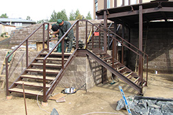 Лестницы на подпорных стенах могут быть выполнены и из металла