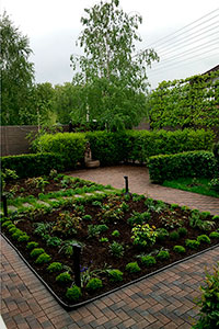 Уютный уголок сада из готовых элементов живой изгороди